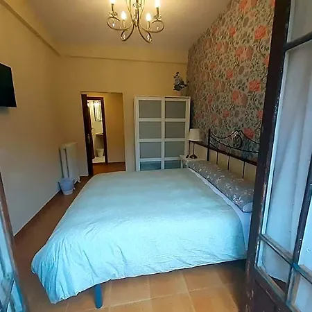 לינה וארוחת בוקר Uria 25 4*